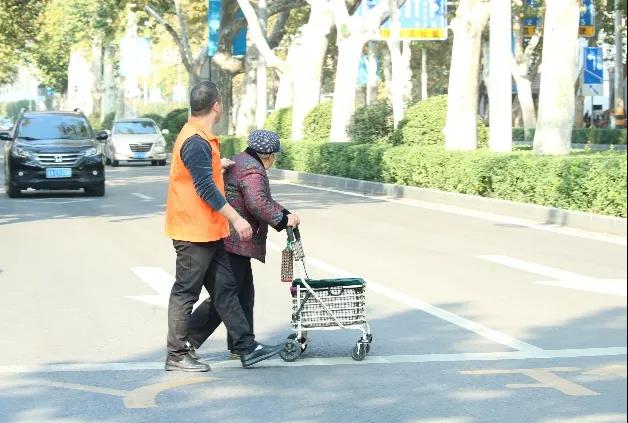 重陽公益行 助老見溫情丨城投服務(wù)中心開展公益志愿者服務(wù)活動(dòng)